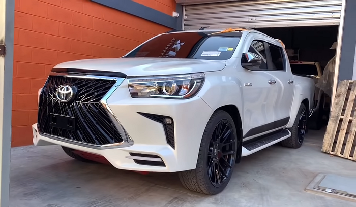 Fascia Toyota Hilux dengan gril X menganga ala gril Lexus