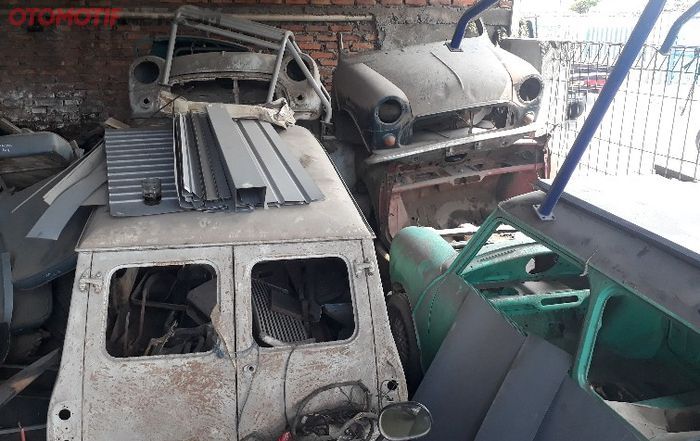 Beberapa unit MINI klasik yang kondisinya masih berupa 'bahan' di bengkel QQ MINI Morris