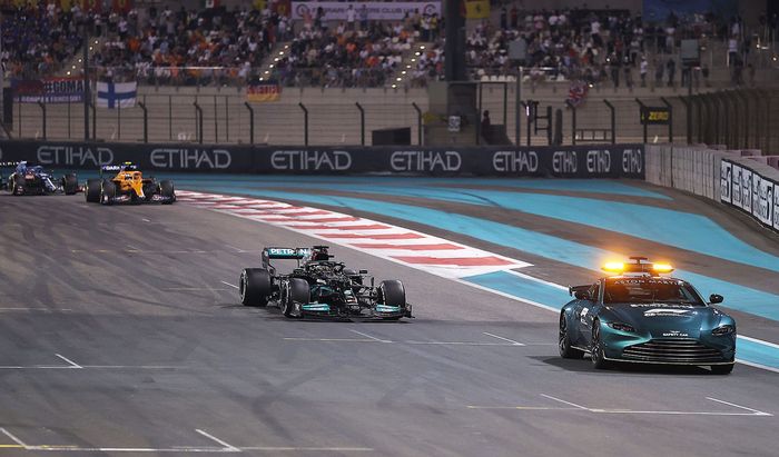Lewis Hamilton saat berada di belakang safety car menjelang balapan F1 Abu Dhabi 2021 selesai
