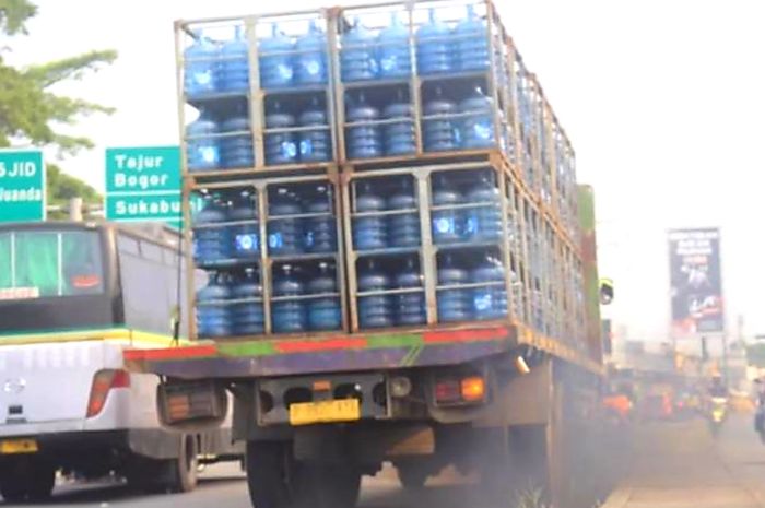 Truk ODOL pengangkut Air Minum Dalam Kemasan (AMDK) 