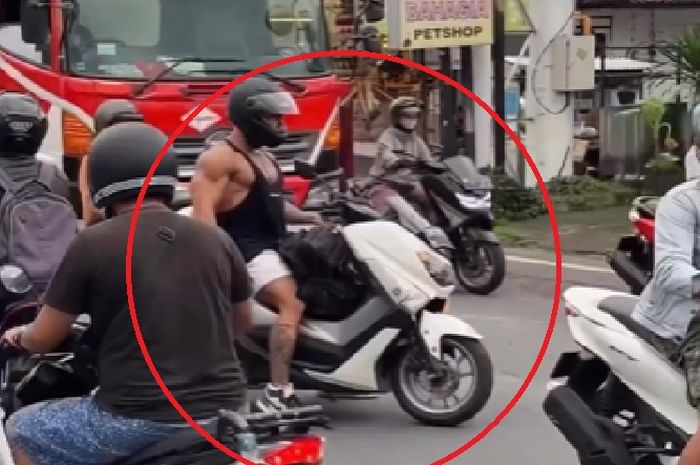 Pengendara Yamaha NMAX angkat barbel di Jalan Imam Bonjol, Denpasar, Bali.