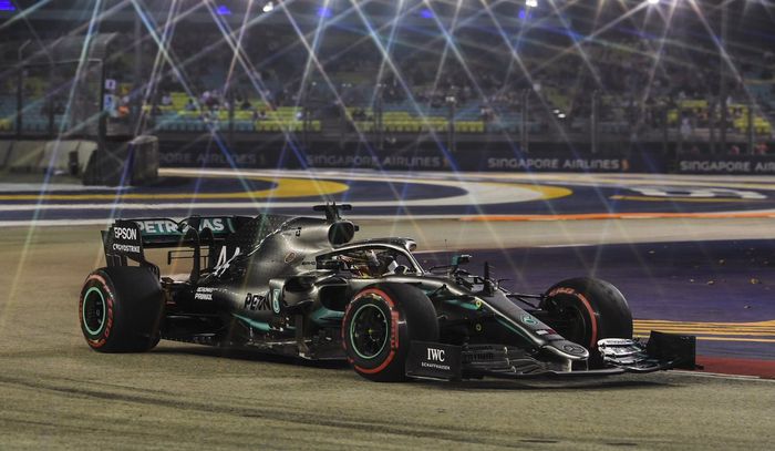 Start dari posisi kedua di F1 Singapura, Lewis Hamilton menganggap posisi yang bagus untuk bertarung saat balapan