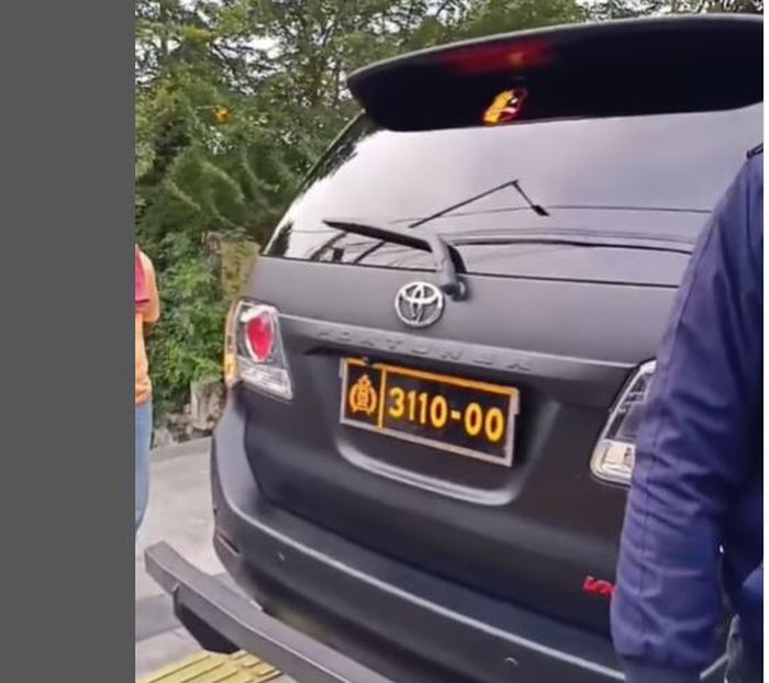 Toyota Fortuner berpelat dinas Polisi 3110-00 serobot lampu merah dan tabrak pemotor hingga patah tulang di Jl Pramuka, Pulogadung, Jakarta Timur