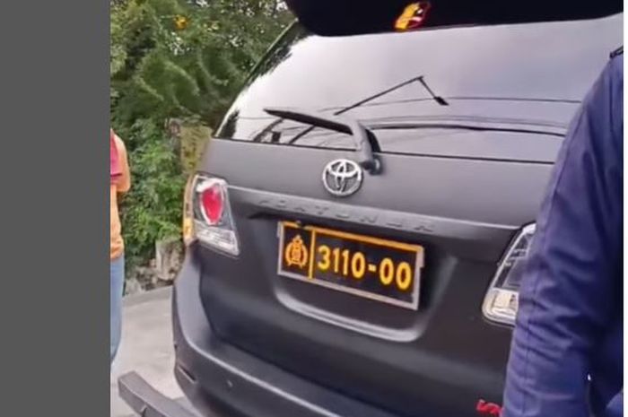 Toyota Fortuner berpelat dinas Polisi 3110-00 serobot lampu merah dan tabrak pemotor hingga patah tulang di Jl Pramuka, Pulogadung, Jakarta Timur