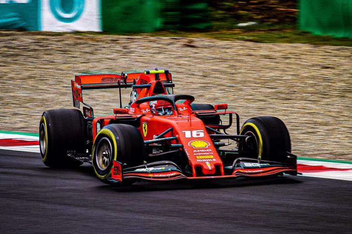Charles Leclerc berhasil meraih pole position meski sesi kualifikasi kacau dan sempat diwarnai red flag, berikut hasil kualifikasi F1 Italia 2019