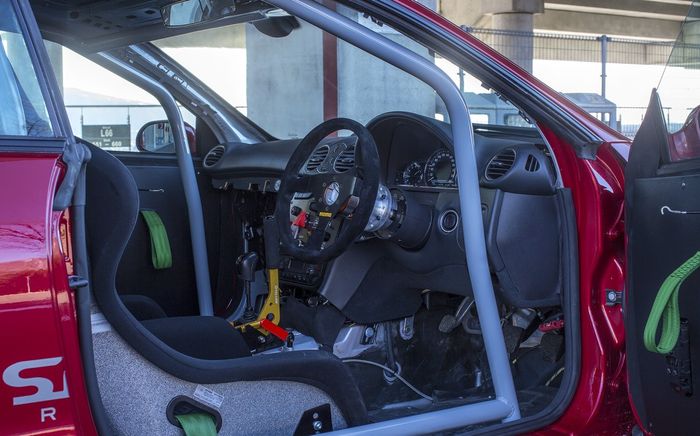 Interior Mercedes-Benz W209 dilengkapi dengan roll bar custom