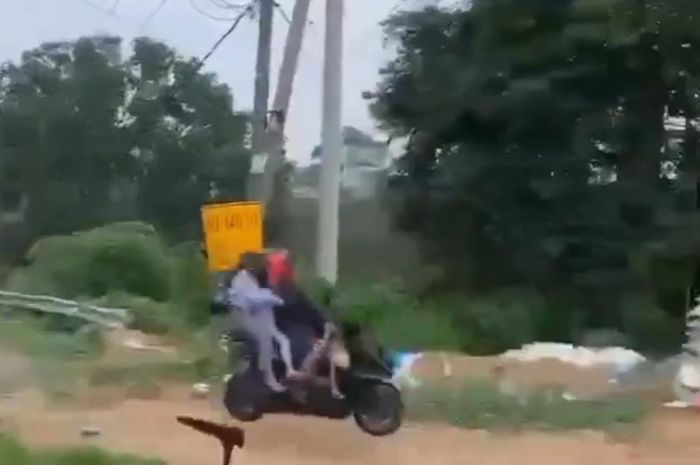 Honda PCX sampai terbang diduga karena rem blong.