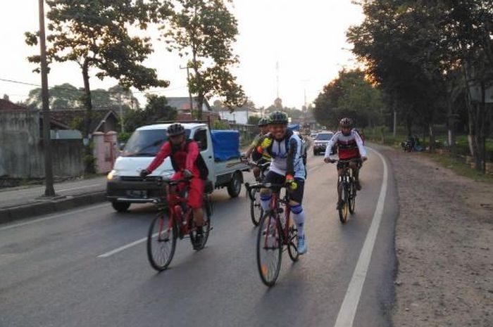 Ilustrasi pengecekan jalan dari Jakarta - Suraya menggunakan sepeda