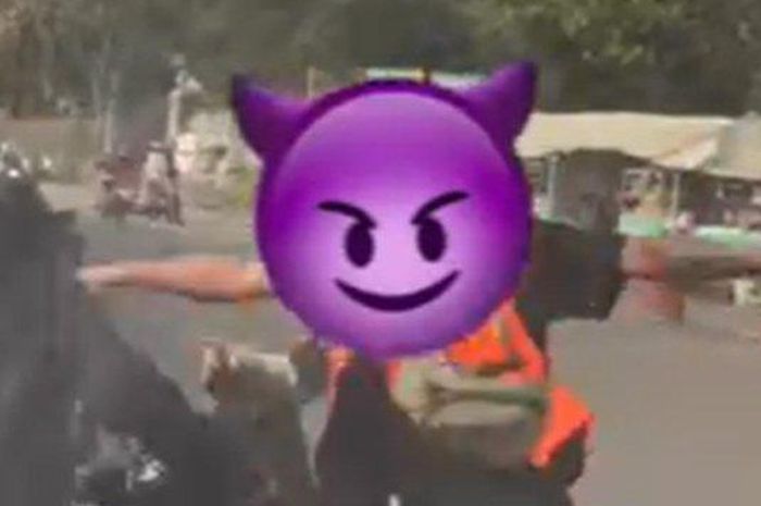 Jukir pukul pemotor di Tawangmangu viral