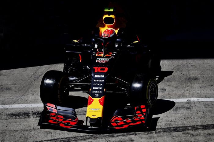 Pembalap Red Bull, Pierre Gasly membuat kejutan usai unggul dari pembalap Mercedes, Valtteri Bottas, berikut hasil FP1 F1 Inggris 2019
