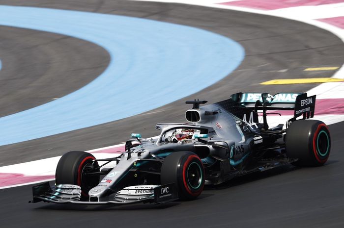Pembalap Mercedes, Lewis Hamilton menjadi yang tercepat di FP1 F1 Prancis, ia unggul dari rekan setimnya Valtteri Bottas.