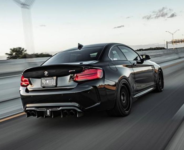 Tampilan belakang modifikasi BMW M2 dipasangi add-on body kit minimalis