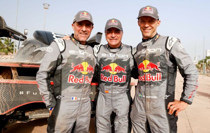 Pereli tim Audi untuk Reli Dakar 2023, dari kiri ke kanan: Stephane Peterhansel, Carlos Sainz dan Mattias Ekstrom