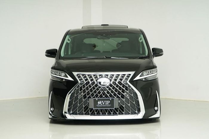 Tampilan depan Toyota Alphard berubah jadi Lexus LM 350