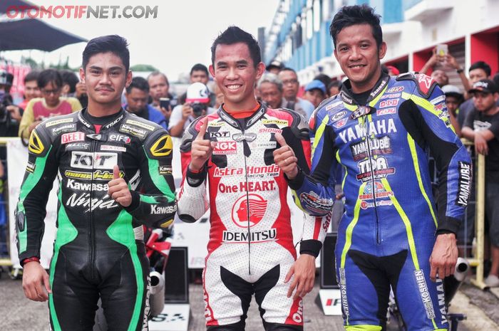 Dari kiri ke kanan: AM. Fadly, Gerry Salim dan Reynaldo Ratukore. Pembalap dari tiga pabrikan berbeda di race kedua Kejurnas IRS Sport 250