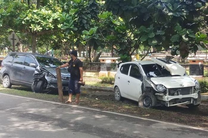 Kondisi Toyota Avanza dan Daihatsu Ayla usia adu tabrak di Kepandean, Indramayu, Jawa Barat