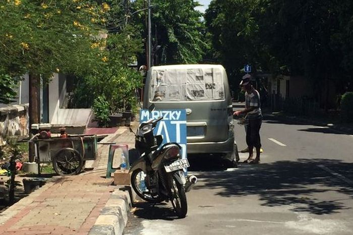 Bengkel cat pinggir jalan raup keuntungan di hari libur Natal