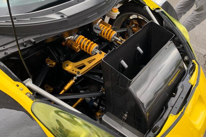 Kap mesin modifikasi Toyota Celica diisi sistem suspensi pushrod internal