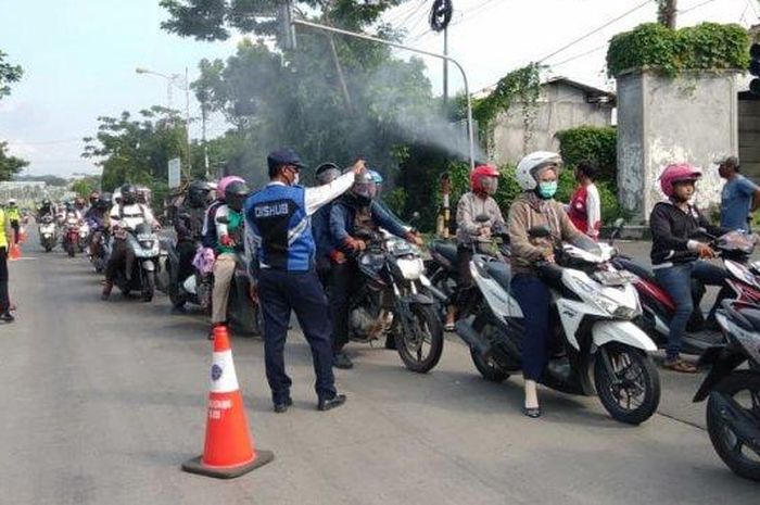 Ilustrasi penyekatan kendaraan di perbatasan Kota Semarang, Jawa Tengah.