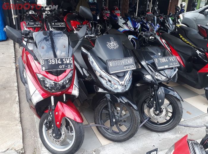 Honda PCX 150 (tengah) dijual di showroom Jogja Motor Pamulang, Tangerang Selatan.