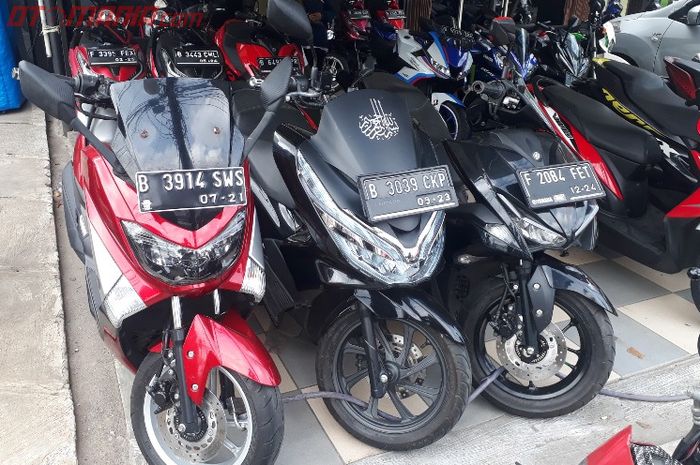 Honda PCX 150 (tengah) dijual di showroom Jogja Motor Pamulang, Tangerang Selatan.