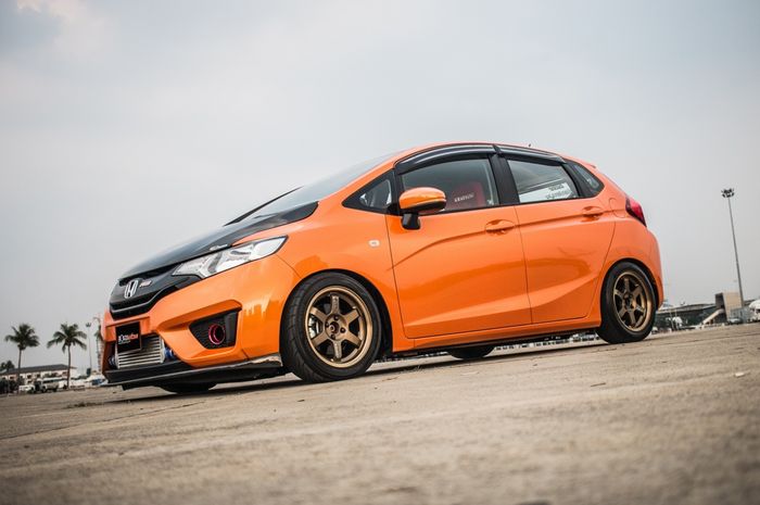Modifikasi Honda Jazz GK5 dengan tampilan street racing
