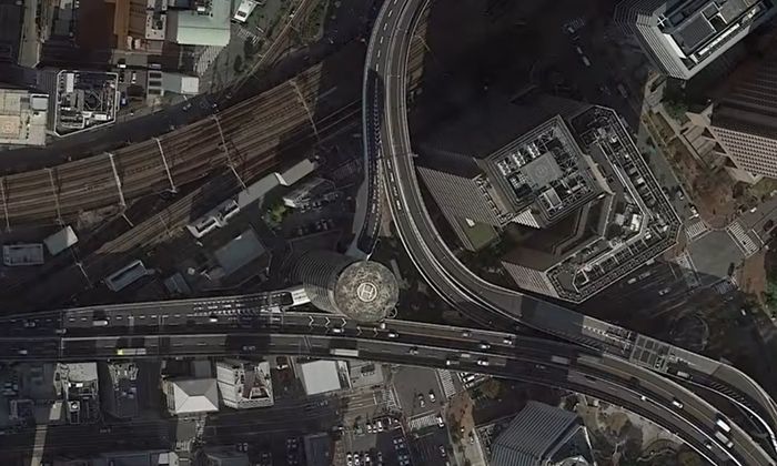 Unik banget, jalan tol Ini dibikin tembus gedung bertingkat, alasannya bikin geleng kepala (foto TKP Tower Building yang ditembus jalan tol Hanshin Expressway)