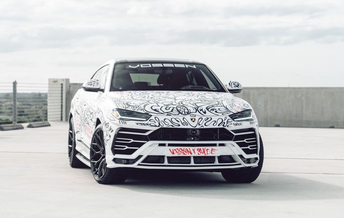 Seluruh bodi Lamborghini Urus dicorat-coret lukisan bertema abstrak