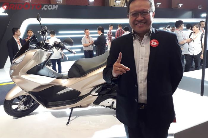 Thomas Wijaya, Direktur Pemasaran PT Astra Honda Motor (AHM) bersama All New Honda PCX buatan dalam negeri 