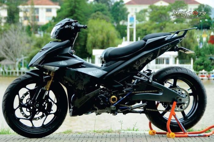 Yamaha Exciter 150 (Yamaha MX-King) dengan kaki-kaki gambot