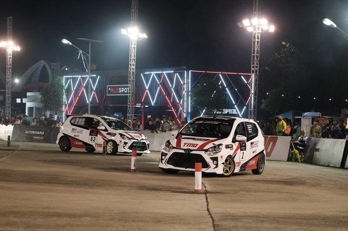 Aksi tandem penampilan peslalom tim Toyota Gazoo Racing Indonesia pada seri kedua MLDSPOT Autokhana Kejurnas Slalom 2022 di Bandung