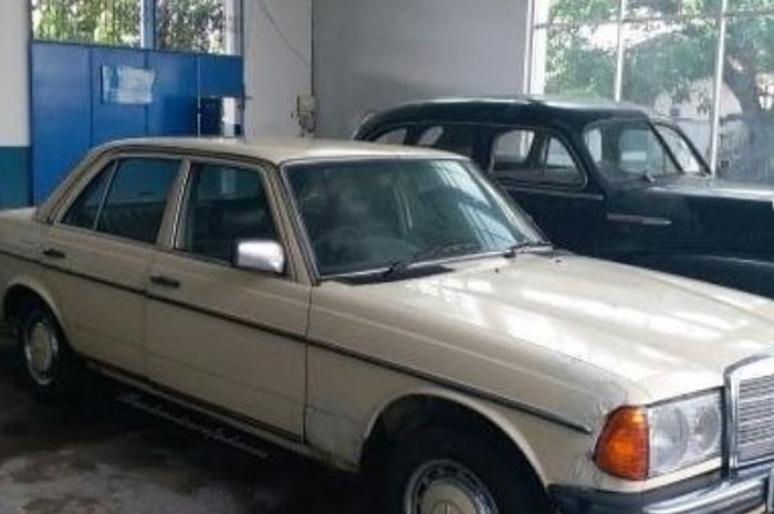 Mercy Tiger 200 W123 yang berada di eks dealer Mercedes-Benz Makassar, Sulawesi Selatan