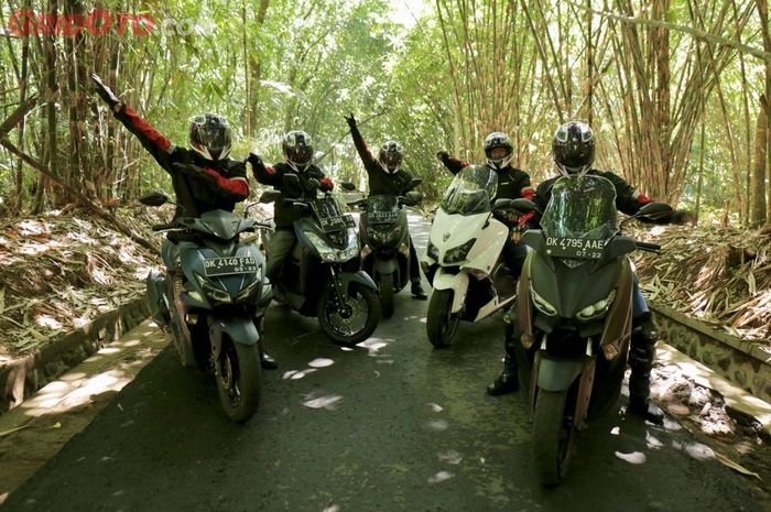 Rider MAXI YAMAHA Tour de Indonesia menyempatkan foto di hutan bambu di Bangli