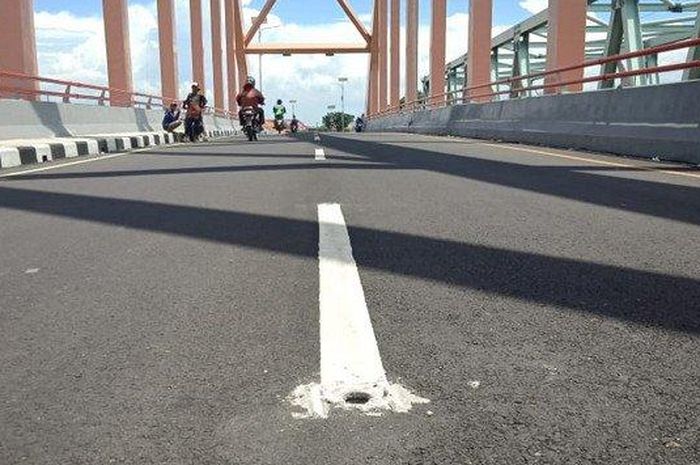 Paku jalan tidak ada lagi di posisinya