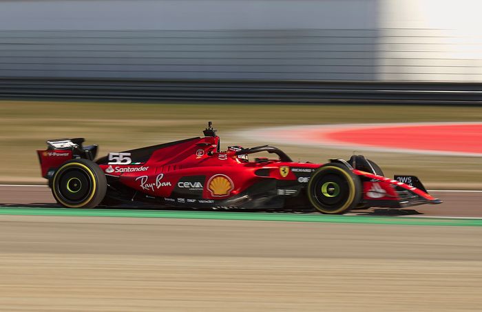 Carlos Sainz mencoba mobil Ferrari SF-23 untuk keperluan syuting