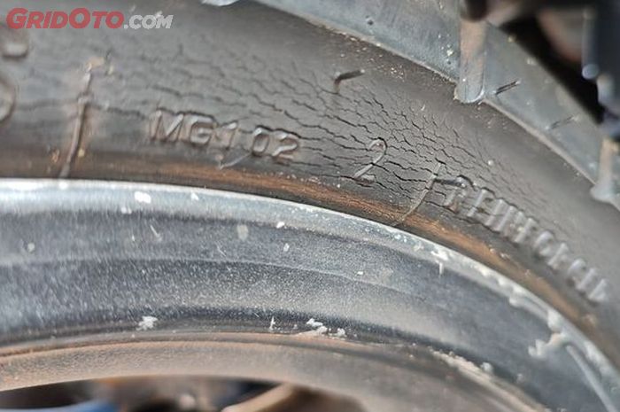 Ilustrasi ban motor bekas retak-retak
