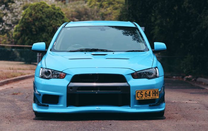 Tampang sangar Mitsubishi Evo X berkelir Light Blue 