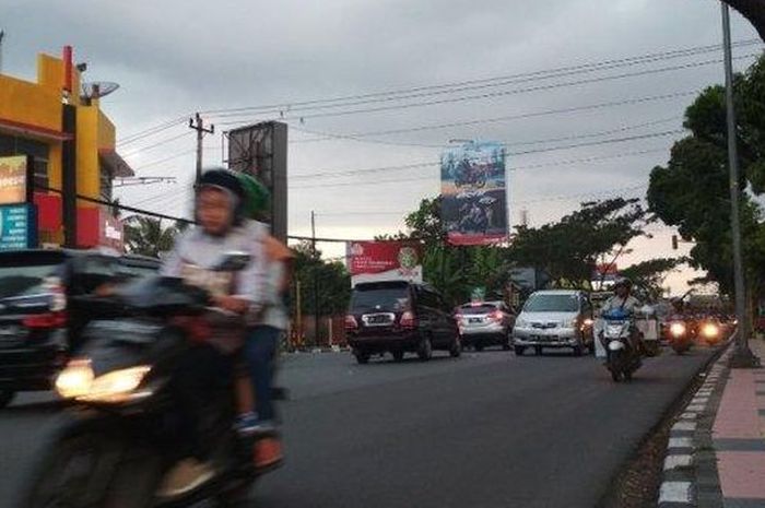 Pengendara sepeda motor melintas di salah satu titik rawan kecelakaan lalu lintas di simpang Trunan, Kota Magelang, Kamis (30/5/2019).