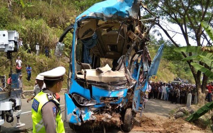 bus pariwisata yang kecelakaan di Cikidang, Sukabumi