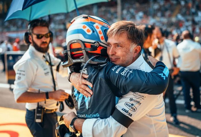 Pembalap keturunan Indonesia, Nyck de Vries mendapat sambutan hangat dari bos tim Williams, Jost Capito di balap F1 Italia 2022