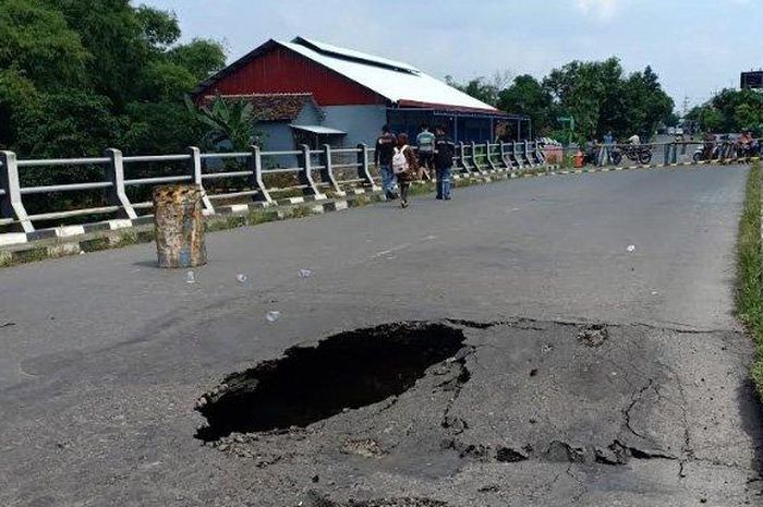 Jembatan Pattimura atau Jembatan Bajulan yang berada di Desa Bajulan, Kecamatan Saradan, Kabupaten Madiun, sempat ambles selebar sekitar 2 meter, sejak Rabu (17/4/2019)
