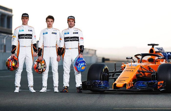 Lando Norris (tengah) di antara pembakap F1 tim McLaren