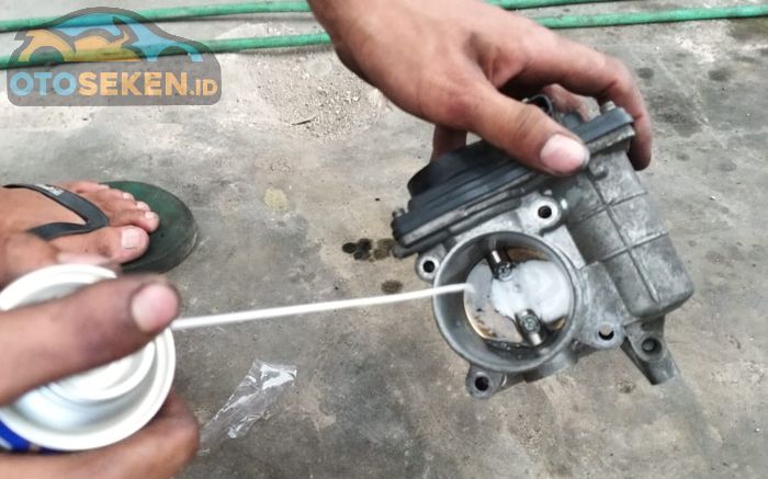 Ilustrasi. Cukup semprotkan cairan cleaner ke throttle body (TB)