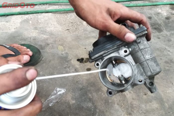 Ilustrasi. Cukup semprotkan cairan cleaner ke throttle body (TB)