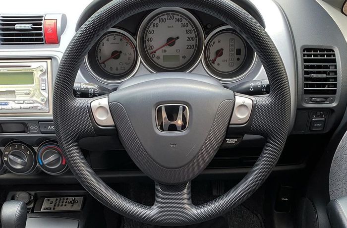 Interior Honda Jazz i-DSI 2004 kondisi mulus luar dalam