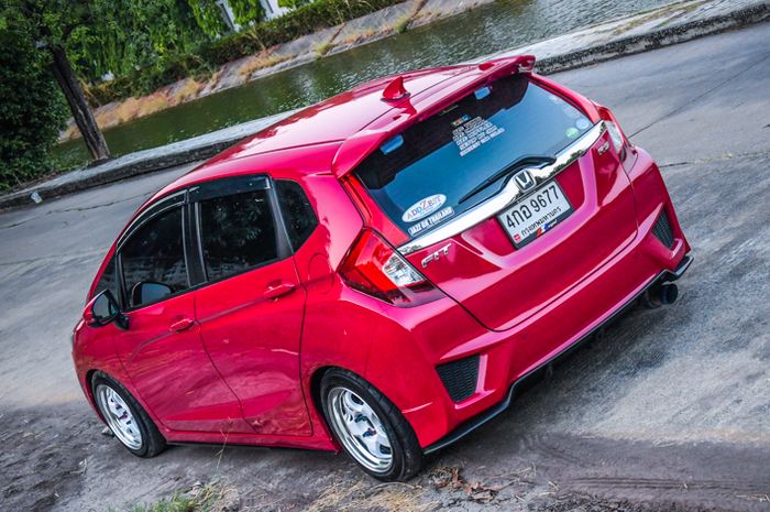 Modifikasi Honda Jazz garapan AZC Original ini simpan mesin turbo dan kabin minimalis
