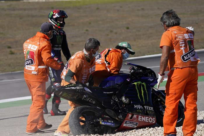 Pembalap berusaha keras menyalakan motor setelah kecelakaan dengan cara mendorongnya, ternyata ini alasan motor MotoGP mati saat kecelakaan