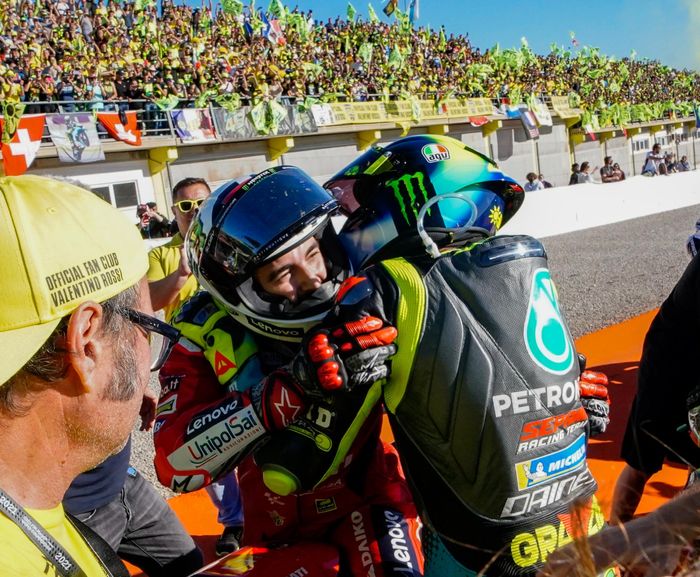 Francesco Bagnaia memeluk Valentino Rossi usai MotoGP Valencia 2021