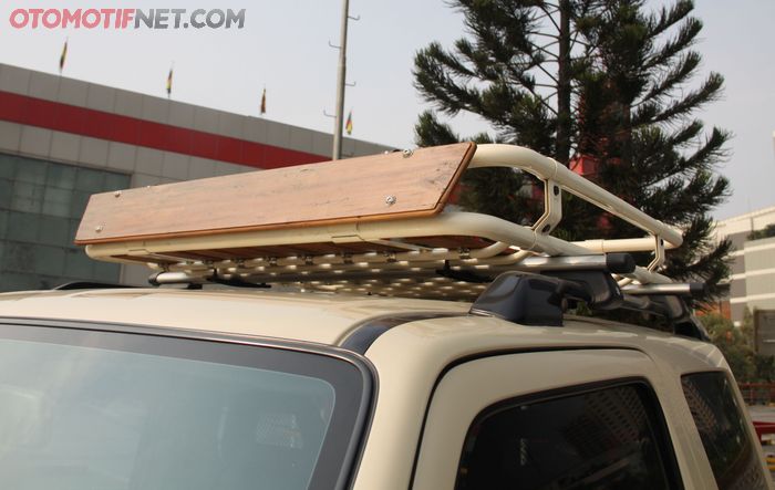 Roof rack custom dipadu dengan deflecta bahan kayu, keren!