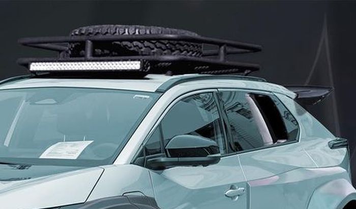 Digital modifikasi Toyota bZ4X dipasang roof rack dan sayap belakang besar